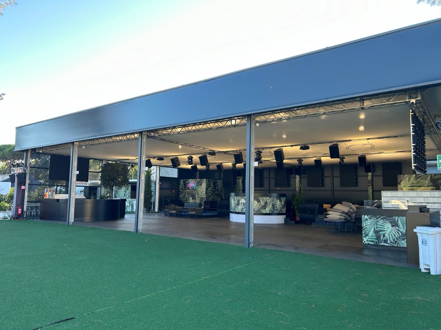 Building Ares Tent — Promonoleggi