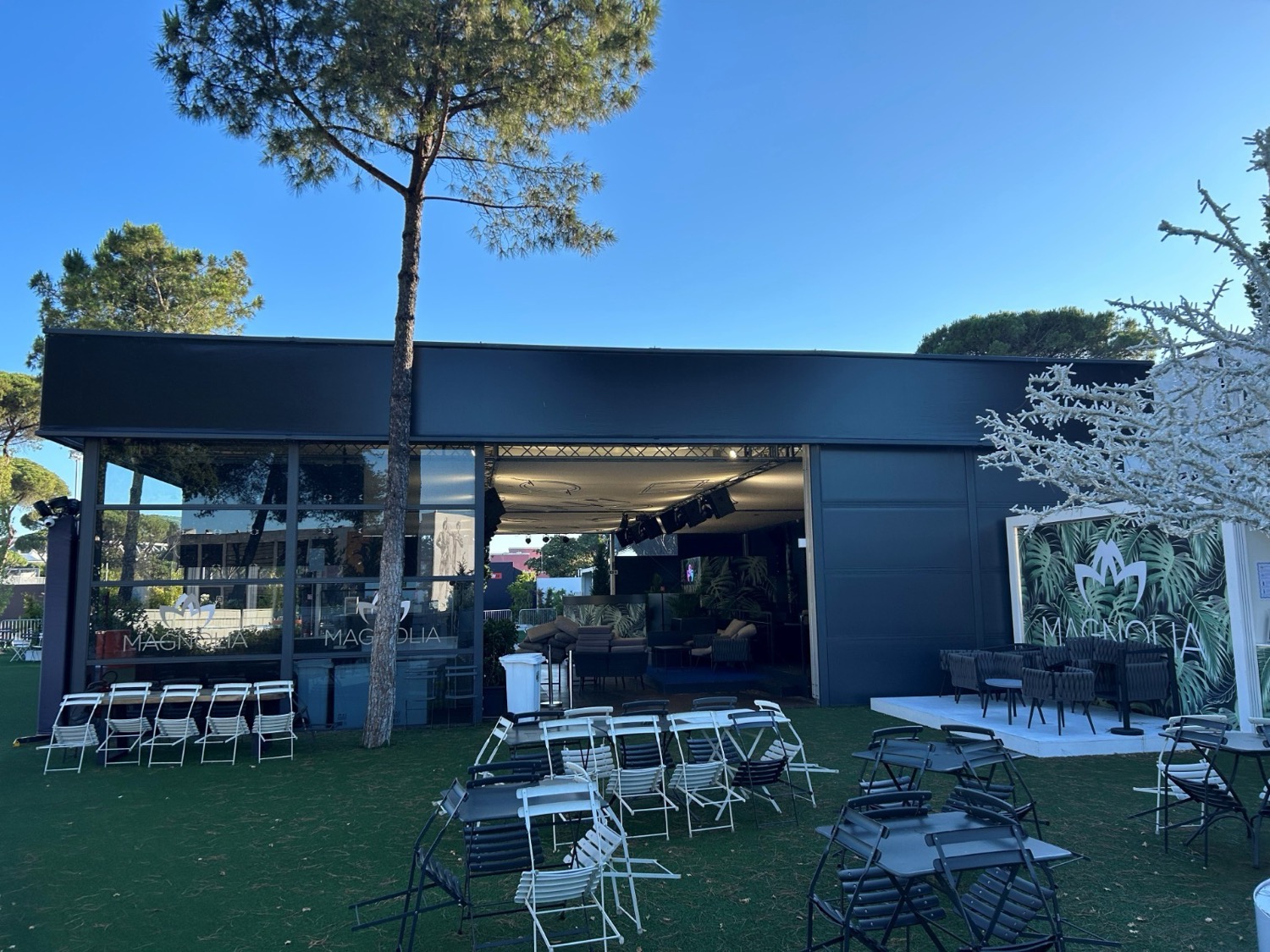 Building Ares Tent — Promonoleggi
