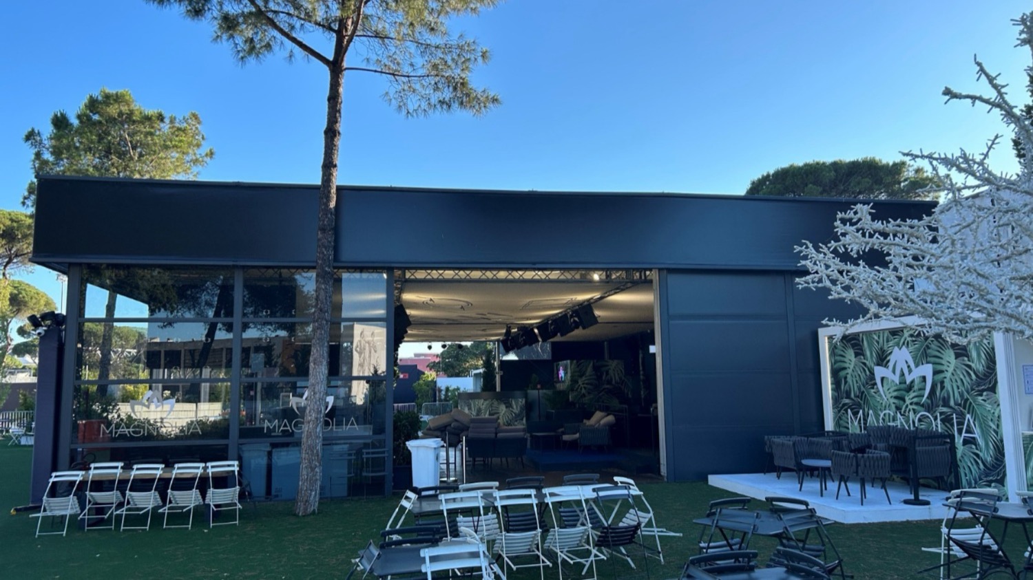 Building Ares Tent — Promonoleggi